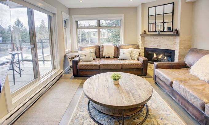 Whistler Creekside Condominio | Stunning 1BR:Sleeps 2 Comfortably ,Balcony,Hot Tub,Pool+ BBQ,Walk to Everything!