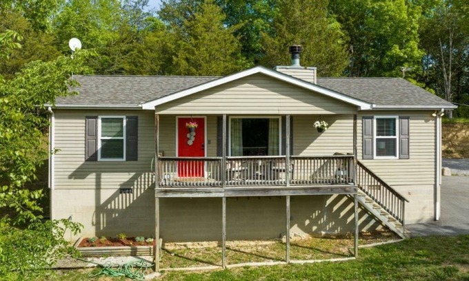 Sevierville Chalet De Esquí | Stunning 2 bed, 2 bath prefab home with striking mountain views.