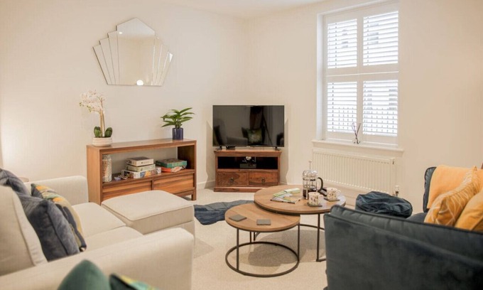 Cheltenham Casa | Stunning 2 Bed with Private Patio and Free Parking