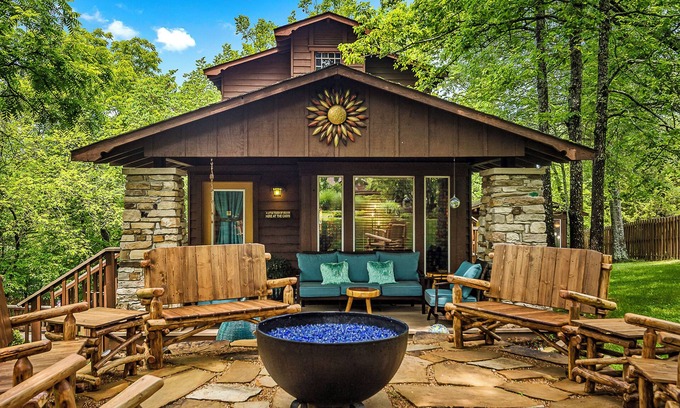 Eureka Springs Historic District Cabina | Stunning 2 Bedroom Cabin In The Woods, Covered Porch, Jacuzzi, Kitchen & Hot Tub