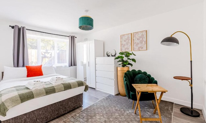Hanger Hill Apartamento | Stunning 2 Bedroom, 5 min walk to Hanger Lane Station