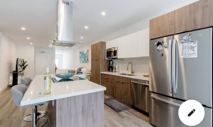 Central Fort Lauderdale Casa | Stunning 2021 modern home of an artist 2 miles from beach. Sleeps 6