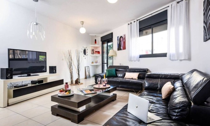 Tel Aviv City Center Apartamento | Stunning 2BR Apt with Balcony by Sea N' Rent