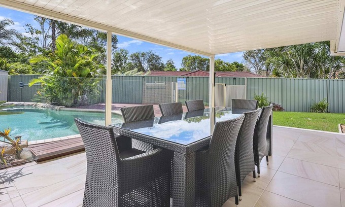 Oxenford Casa | Stunning 2BR Home - Stones Throw from Theme Parks!