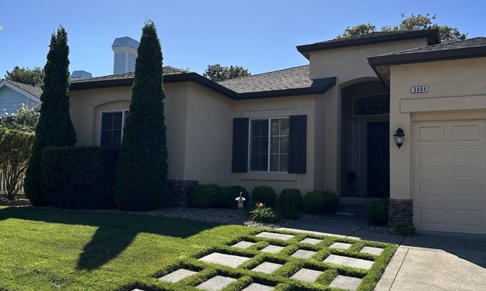 Santa Rosa Casa | Stunning 3-bdrm + office Santa Rosa home with chef's kitchen and hot tub!