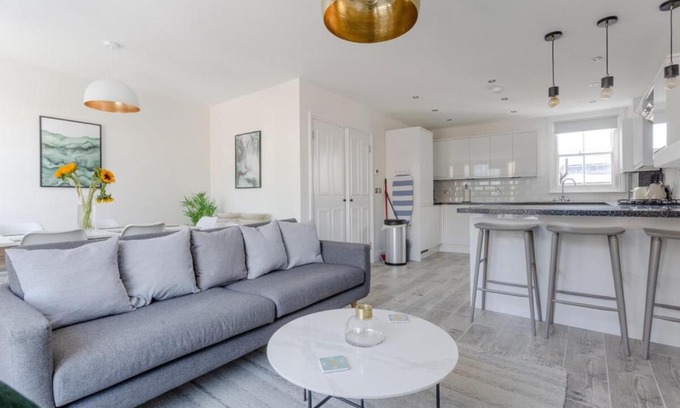 Sands End Casa | Stunning 3 Bedroom 2 Bath in Fantastic Location