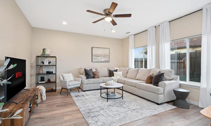 Sacramento Casa | Stunning 3 bedroom home