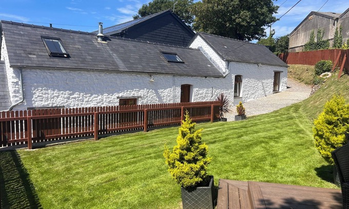 Crynant Casa | Stunning 300 year old restored barn in Gower near the beach