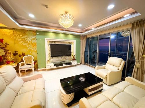 Ermita Apartamento | Stunning 3BR with Sunset View near Dolomite Beach