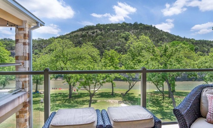 New Braunfels Apartamento | Stunning 3rd floor, 2BDR/2BTH condo overlooking river and cliffs!