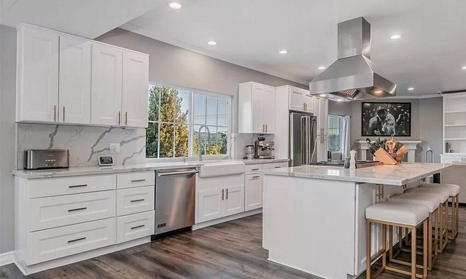 Woodland Hills Casa | Stunning 4,000+ sqft Multi-Level 5 Bed / 5 Bath Home - Amazing Location & Price!