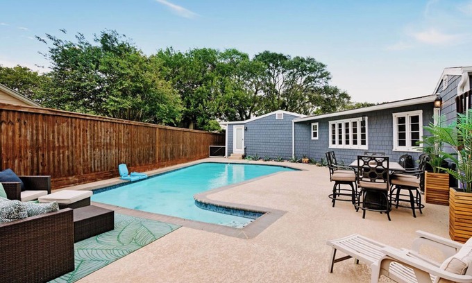 Bay Area Casa | Stunning 4 BD Historical Home+Pool+Min to Ocean Dr+GuestHouse+Sleeps 8