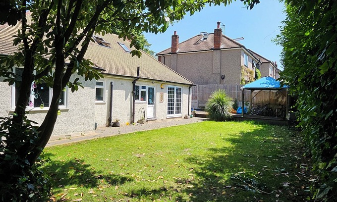 Sutton Casa | Stunning 4 bed house with huge garden and parking