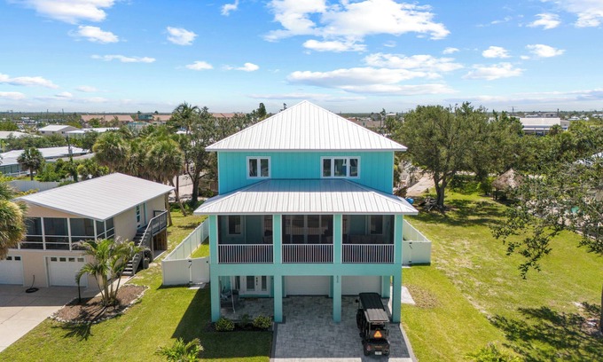 Fort Myers Beach Casa | Stunning 4-bedroom house in delightful Fort Myers Beach with luxurious pool.