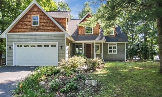 Alden Casa | Stunning 4 Bedroom 3.5 bath home on Clam Lake at Torch Lake