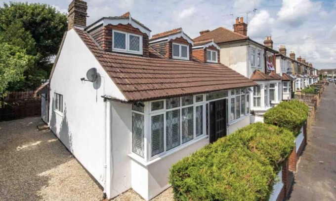 Brooklands Casa | Stunning 4 bedroom detached home