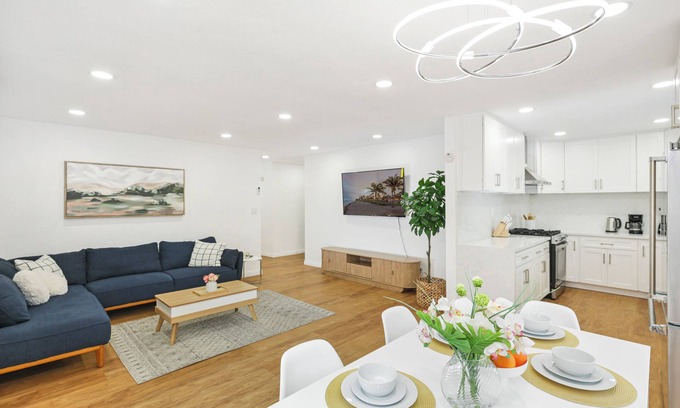 Riverview West Casa | Stunning 4-bedroom house in charming Santa Ana with fully fenced yard