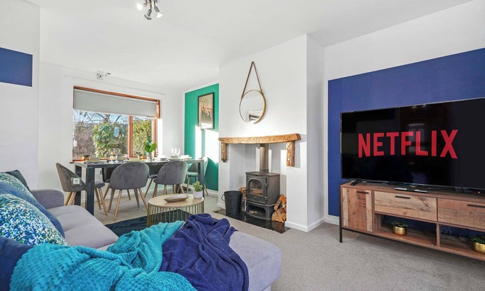 Rugby Casa | Beautiful 4 Bedroom Home with Parking in Rugby