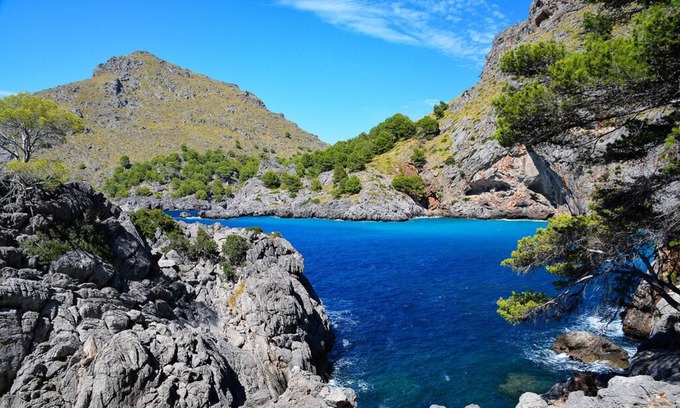 Deia Villa | Stunning 4 bedroom Villa in Deià with salt walter pool, large garden & sea view