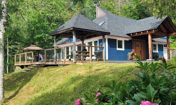 Queensbury Casa | Stunning 4-season, private lakeside getaway near Mactaquac Provincial Park.