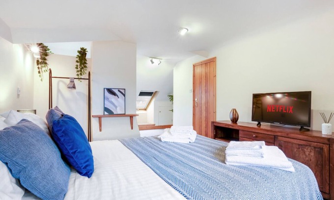 Reading Casa | Stunning 4 Storey House in Reading w/ Parking, Garden, WiFi, Netflix & PS4!
