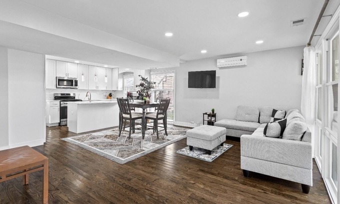 Skokie Casa | Stunning 4BR Skokie House with Laundry & Backyard