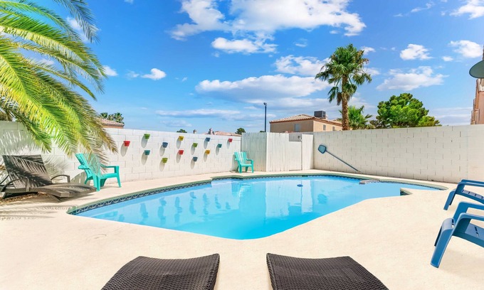 Las Vegas Casa | STUNNING 5 BDR, POOL W/HEATER, BBQ, WIFI & MORE