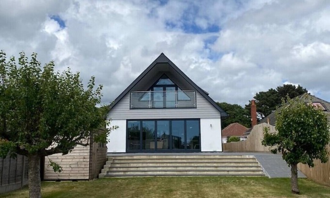 Hamworthy Casa | Stunning 5 Bed - Balcony, Garden and Sea Views