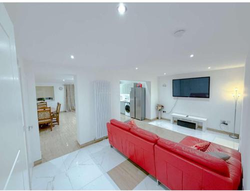 Fairlop Apartamento | Stunning 5 Bedroom House with Spacious Rooms and Amenities