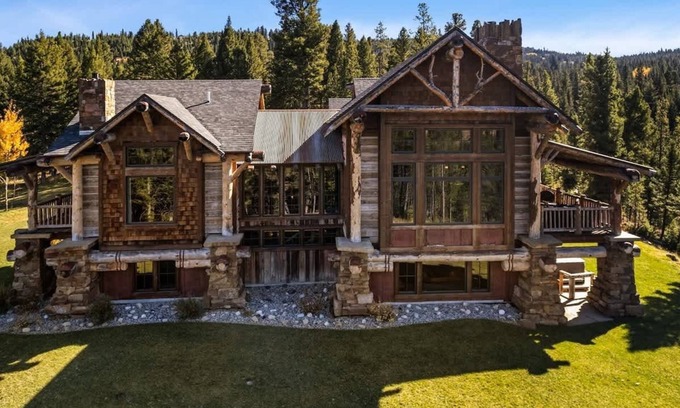 Gallatin Gateway Casa | Stunning 5 Bedroom Big Sky Home on 20 Acres