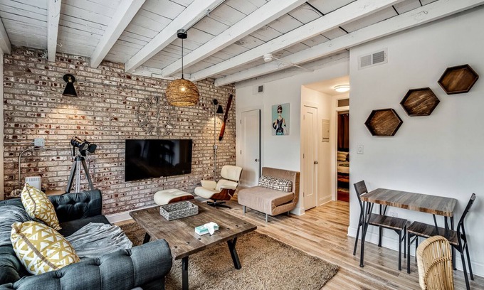 Powelton Village Casa | Stunning 5BDR-5BTH Duplex w/Outdoor Space Sleeps16
