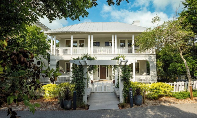 Cape Fear Station Casa | Stunning 5BR 4.5 BA Home Steps to E Beach BHI and Shoals Clubs Pet Friendly