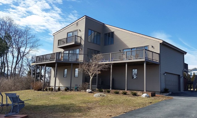Wakefield-Peacedale Casa | Impresionante 6 habitaciones contemporáneas con una vista georgena de Block Island Sound