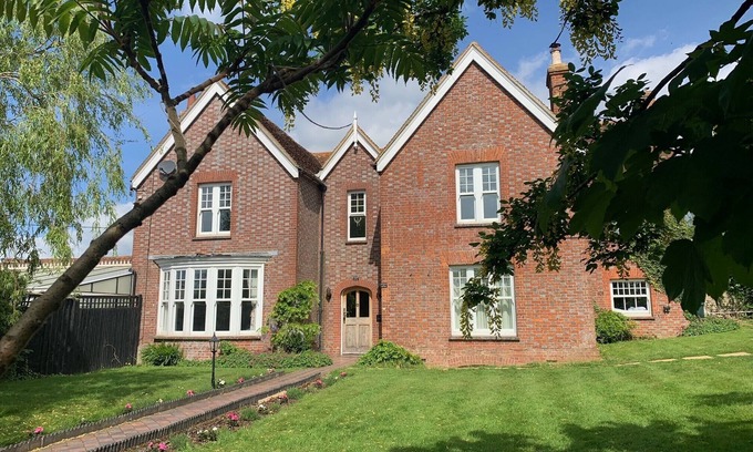 Hellingly Casa | Stunning 6 Bedroom Farmhouse in Hellingly