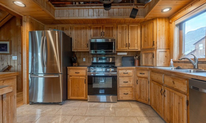 Emigrant Casa | Stunning 6 Bedroom home near Gardiner