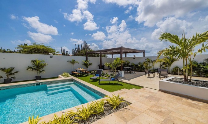 Noord Villa | Stunning 6-Bedroom Villa in Aruba