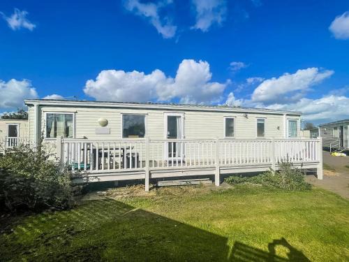 Scratby Otro | Stunning 6 Berth Caravan For Hire In Norfolk, Close To The Beach, Ref 19129S