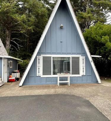 Otter Rock Chalet De Esquí | Stunning A Frame with Fantastic Views in Otter Rock, Oregon