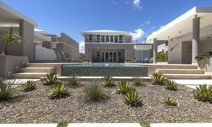 Zarzal Casa | Impresionante y espaciosa casa frente a la playa cerca de Rio Mar Resort. Ver video!