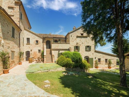 Mombaroccio Apartamento | Stunning Apartment in Mombaroccio near Metauro River