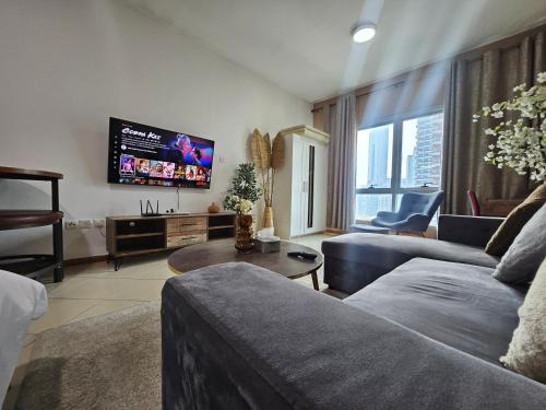 Dubai Marina Apartamento | Stunning Apartment, Partial Sea View, Canal Marina View, 5 min walk To JBR Beach and METRO