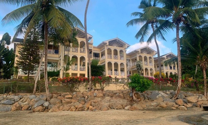 Black Rock Apartamento | Stunning apartment on Grafton Beach with pool and direct access to beach