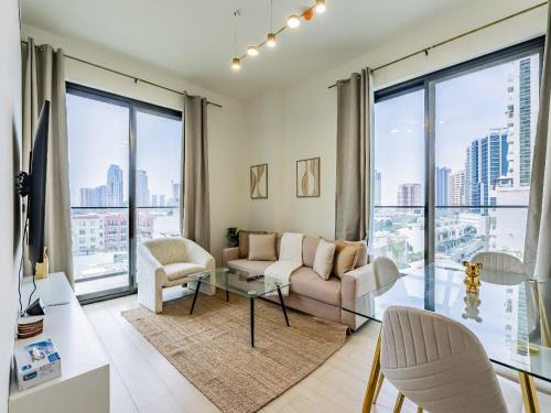 Jumeirah Village Circle Apartamento | Stunning Apt with Artful Interior and Urban Views