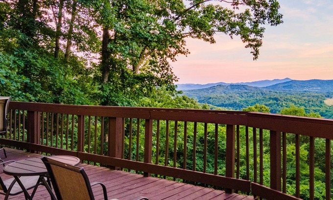 Woodfin Casa | Asheville Mountain View casa para 12 personas, mesa de billar y jacuzzi 6 millas del centro