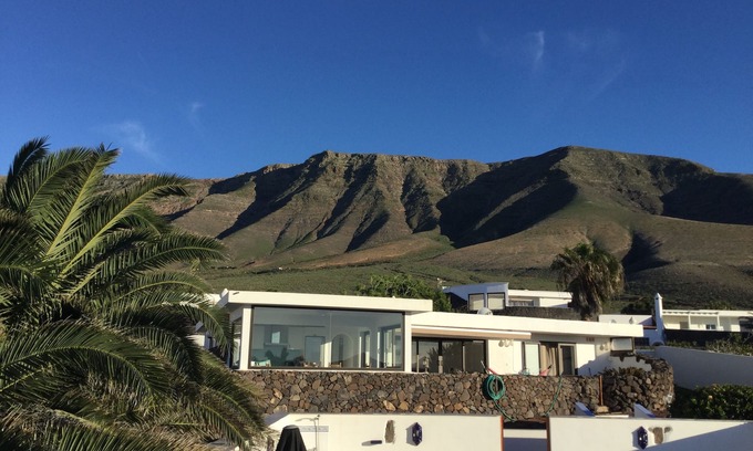 Urbanizacion Famara Casa | Amplio y moderno alojamiento con piscina climatizada durante todo el año y vistas espectaculares.