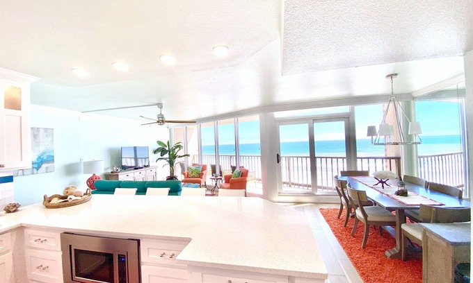 Port Aransas Condominio | Stunning Beach Front Condo & Breathtaking Ocean Views on Mustang Island / Port A