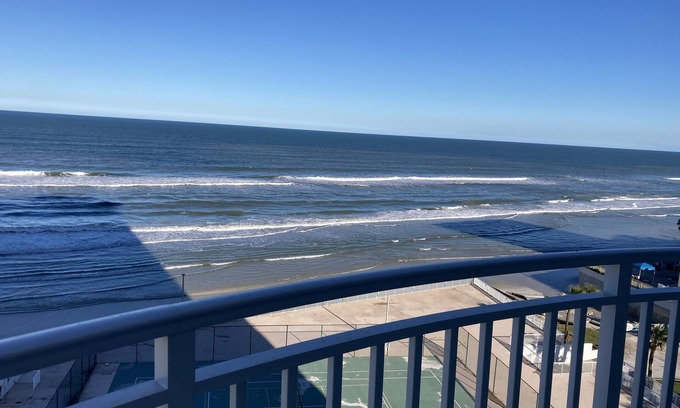 Daytona Beach Shores Condominio | Stunning Beachfront Condo with 360° Ocean Views, Beach Access, Pool & Hot Tub