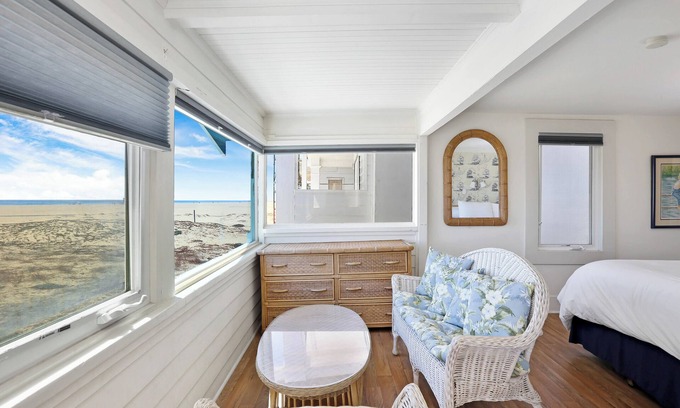 Balboa Peninsula Cabaña | Stunning Beachfront Home in Prime Newport Location! Walk to Dining & Shopping