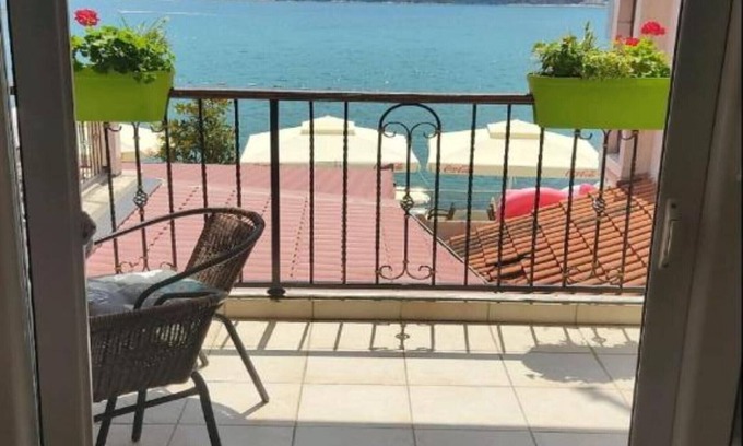 Herceg Novi Apartamento | Stunning Beachfront Stay in Herceg Novi - One Bedroom Apartment N