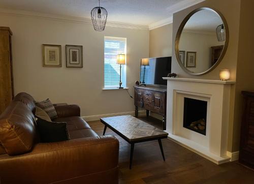 Woodmansey Casa | Stunning Beverley Bungalow w Fireplace, private parking, and garden
